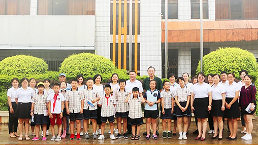 《南國早報》小記者團(tuán)走進(jìn)百裕集團(tuán)生產(chǎn)中心，探訪“學(xué)生裝”奧秘