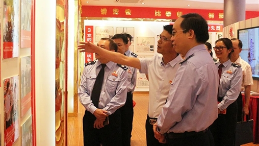 岑溪市稅務(wù)局、岑溪市農(nóng)村商業(yè)銀行黨組成員交流團(tuán)蒞臨百裕集團(tuán)參觀交流